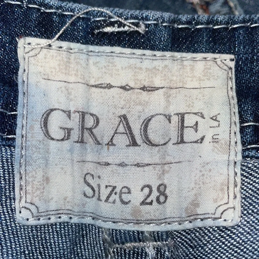 Grace‎ in LA Easy Fit Jeans with Embroidered Pockets and belt loops.  Size 28